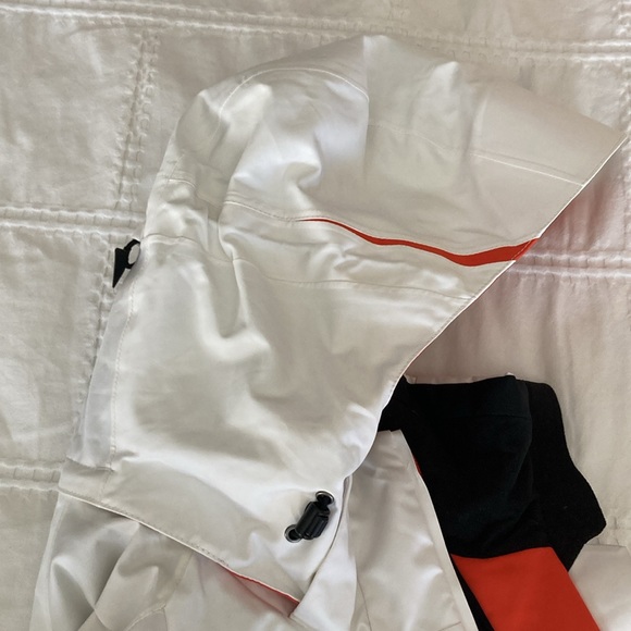 Kjus women’s ski jacket. Gorgeous, classic white with black & orange detailing. - Picture 5 of 9